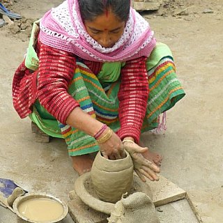 Ein T&ouml;pferkrug im Entstehen auf Majuli - Indien - Assam - Land und Leute