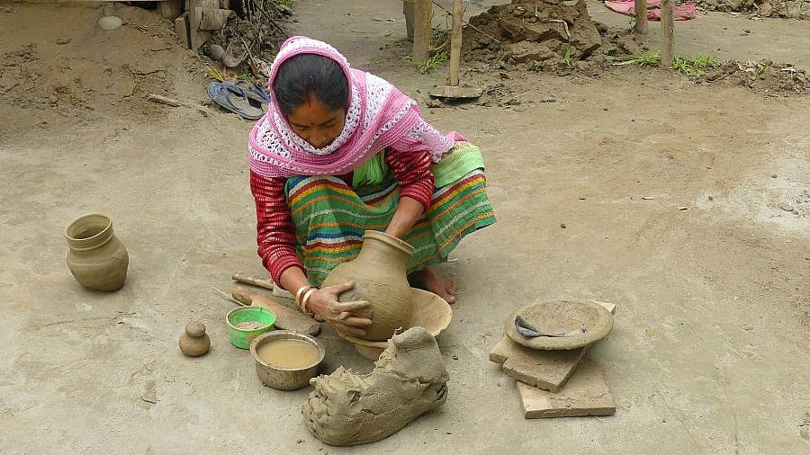 T&ouml;pferin in Aktion auf Majuli Island - Indien - Assam - Land und Leute