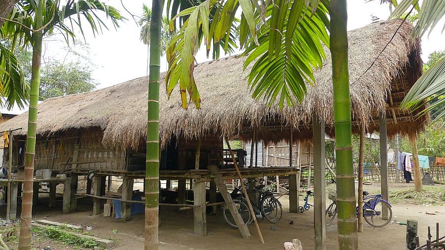 Mishing-Haus auf der Majuli Insel - Indien - Assam - Land und Leute