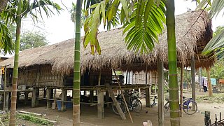 Mishing-Haus auf der Majuli Insel - Indien - Assam - Land und Leute
