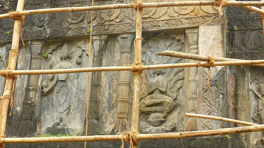 Steinreliefs des Vishnu Dol Tempels - Indien - Nordosten - Sehensw&uuml;rdigkeiten