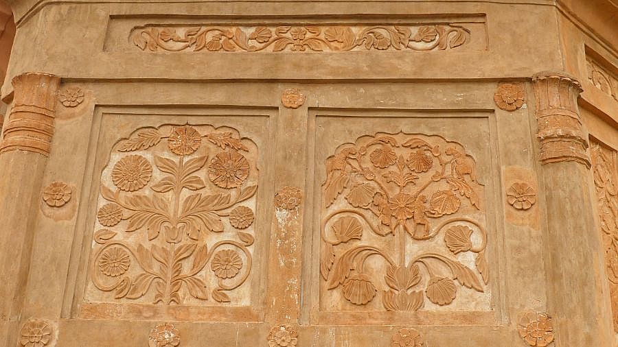 Florales Relief der Ranghar-Fassade - Indien - Nordosten - Sehensw&uuml;rdigkeiten