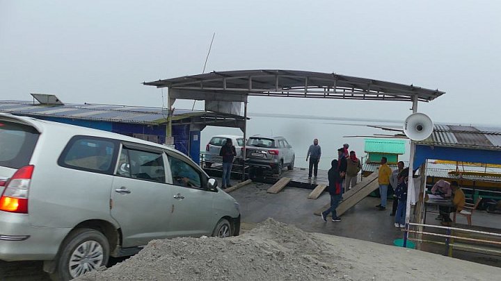 Mit dem Auto auf Brahmaputra-F&auml;hre - Indien - Assam - Land und Leute