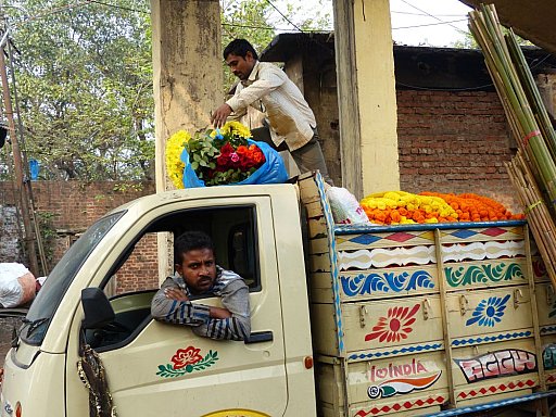 Nachschub f&uuml;r den Blumenmarkt in Calcutta - West-Bengalen: Land-und-Leute