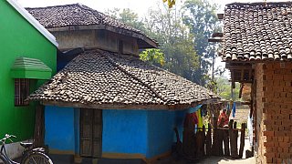 Farbenfrohe H&auml;user in Kumharpara  - Chhattisgarh: Land-und-Leute