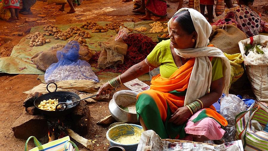 Snacks auf dem Wochenmarkt in Mardum - Chhattisgarh: Land-und-Leute