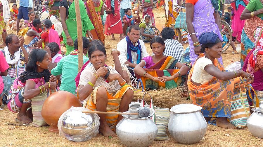 Palmwein auf dem Wochenmarkt in Mardum - Chhattisgarh: Land-und-Leute