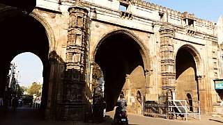 Historische Stadtmauer in Ahmedabad - Gujarat - Sehensw&uuml;rdigkeiten