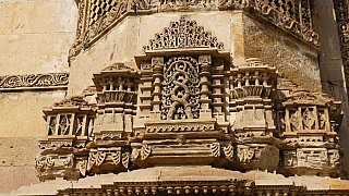 Sehr gut erhaltene Sandstein-Reliefs zieren die Torb&ouml;gen, die in die Gebetshalle f&uuml;hren. - Gujarat - Sehensw&uuml;rdigkeiten
