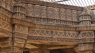 Steinreliefs des Adalaj Ni Vav Stufenbrunnens - Gujarat - Sehensw&uuml;rdigkeiten