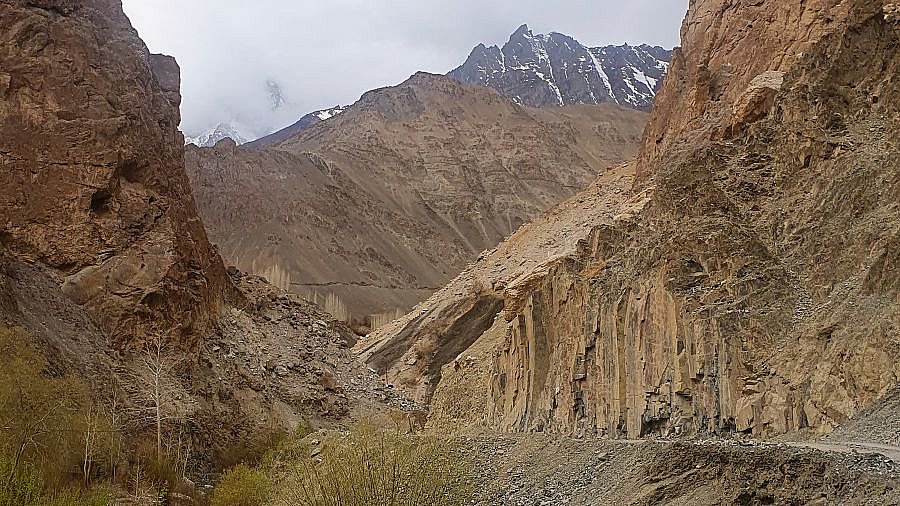 Schroffe Felsen auf dem Weg nach Mangyu - Ladakh: Landschaft