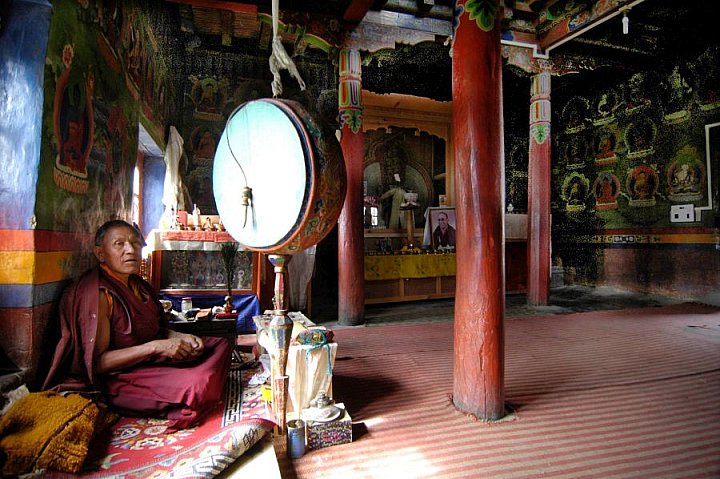 M&ouml;nch im Gebet - Ladakh: Sehensw&uuml;rdigkeiten