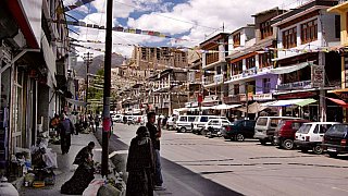 Hauptstra&szlig;e in Leh 2008 - Ladakh: Sehensw&uuml;rdigkeiten