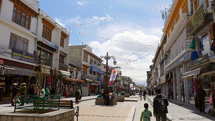 Einkaufsstra&szlig;e in Leh - Ladakh: Land-und-Leute