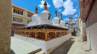 Tsch&ouml;rten auf dem Weg zum Leh Palace - Ladakh: Land-und-Leute