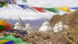 Tsch&ouml;rten, Gebetsfahnen und Schneeberge - Ladakh: Landschaft