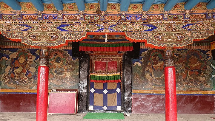 Eingang zur Versammmlungshalle des Sankar Klosters - Ladakh: Sehensw&uuml;rdigkeiten