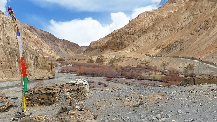 Manimauer und Gebetsfahren - Ladakh: Landschaft
