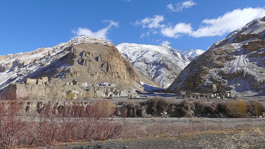 Blick auf Markha Village mit Festung und Kloster - Ladakh: Landschaft