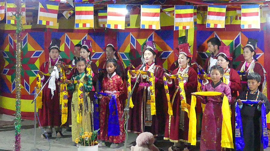 Tanz im Festzelt in Markha - Ladakh: Land-und-Leute