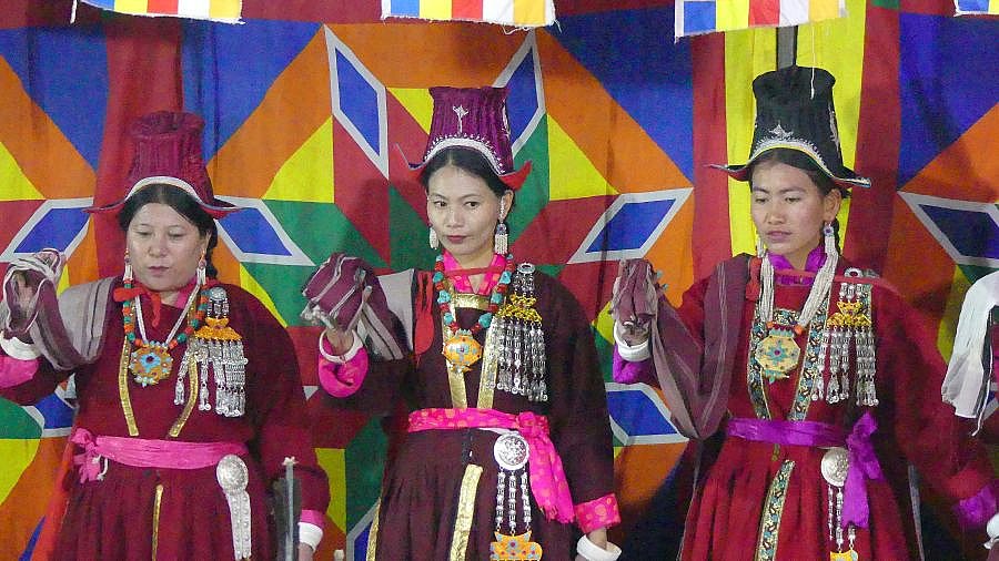 Ladakhische T&auml;nzerinnen - Ladakh: Land-und-Leute