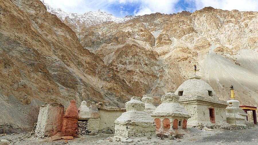 Ansammlung von Chorten - Ladakh: Landschaft