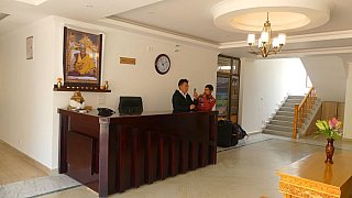 Rezeption im Alchi Zimskhang Hotel - Ladakh: Essen & Schlafen