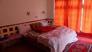 Zimmer im Alchi Heritage Home - Ladakh: Essen & Schlafen