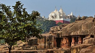 Wei&szlig;er Tempel &uuml;ber den Udayagiri-H&ouml;hlen - Chhattisgarh: Sehensw&uuml;rdigkeiten