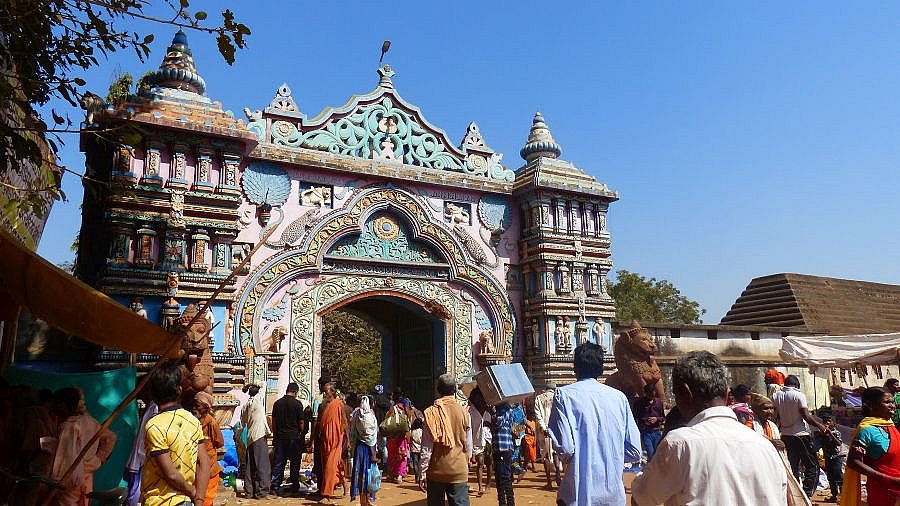 Eiingangstor zum Kloster-Areal - Chhattisgarh: Land-und-Leute