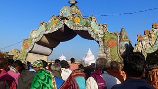 Eingangstor zum Innenhof des Klosters - Chhattisgarh: Land-und-Leute