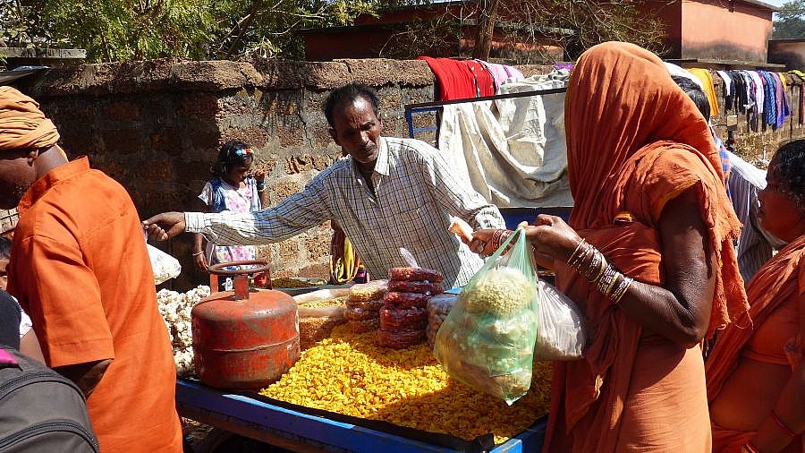 Stand mit indischen Leckereien - Chhattisgarh: Land-und-Leute