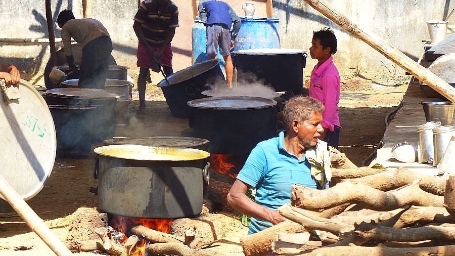 Riesige Kocht&ouml;pfe in der Pilger-K&uuml;che - Chhattisgarh: Land-und-Leute