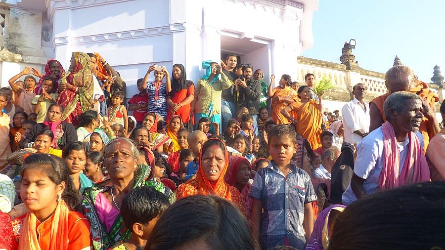 Wartende Pilger im Joranda Kloster - Chhattisgarh: Land-und-Leute