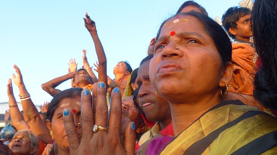 Warten auf die Feuer-Zeremonie im Joranda Kloster - Chhattisgarh: Land-und-Leute