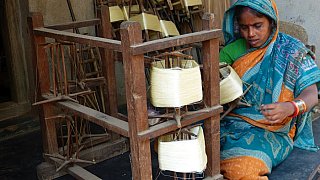 Garn spinnen im Weberdorf Mapatna - Chhattisgarh: Land-und-Leute