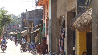 Hauptstra&szlig;e des Weberdorfes Mapatna - Chhattisgarh: Land-und-Leute