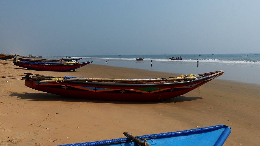 Fischerboote am Chandrabhaga Beach - Chhattisgarh: Land-und-Leute