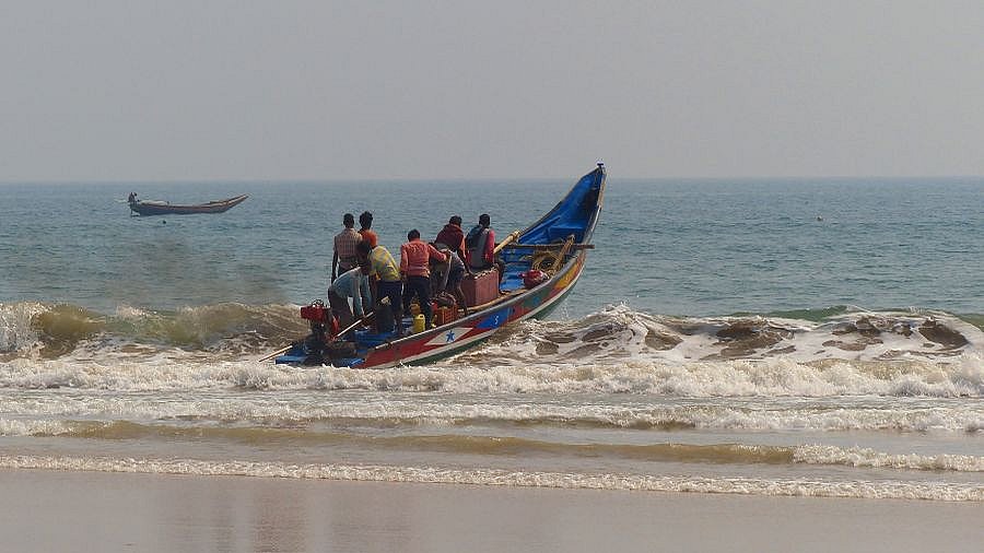Fischerboot am Chandrabhaba Beach - Chhattisgarh: Land-und-Leute