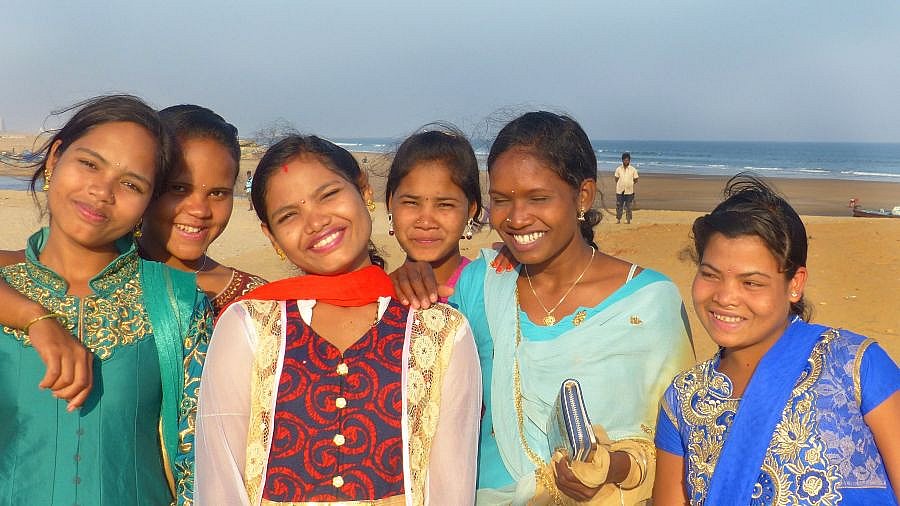 Indische M&auml;dchen am Strand - Chhattisgarh: Land-und-Leute
