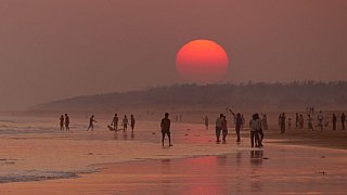 Rotgl&uuml;hender Sonnenuntergang am Strand von Puri - Chhattisgarh: Landschaft