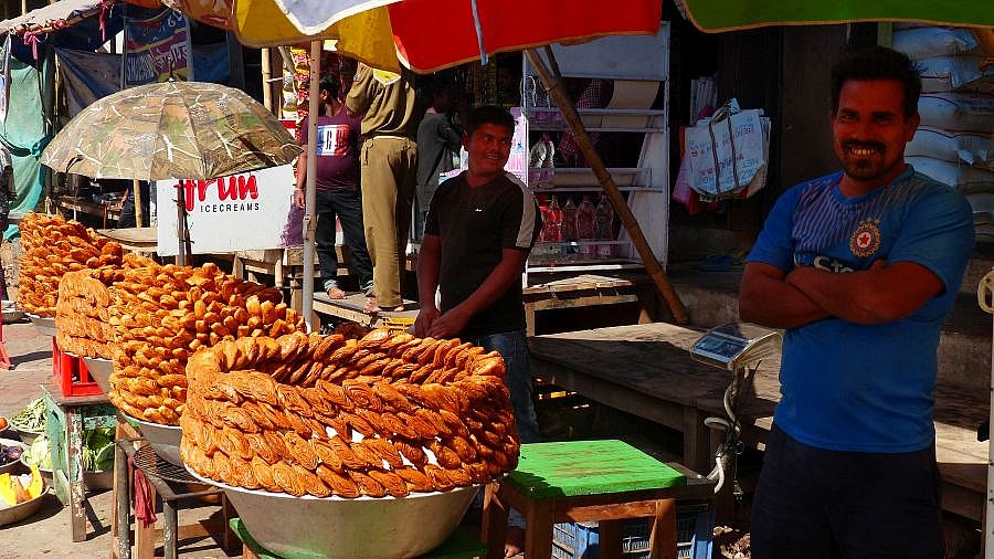 Bazar-Stand mit S&uuml;&szlig;igkeiten in Puri - Chhattisgarh: Land-und-Leute