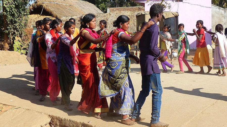 Tanzende Frauen im Dorf Bahirpada - Chhattisgarh: Land-und-Leute