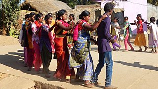 Tanzende Frauen im Dorf Bahirpada - Chhattisgarh: Land-und-Leute