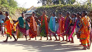 Tanzende Frauen im Dorf Bahirpada - Chhattisgarh: Land-und-Leute