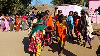 Tanzende Frauen in Bahirpada - Chhattisgarh: Land-und-Leute