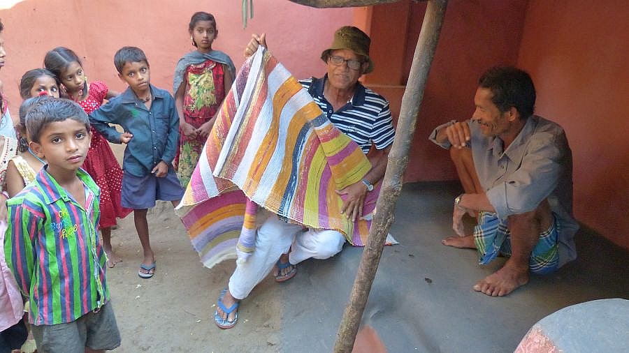 Gewebte Decke aus dem Dorf Bahirpada - Chhattisgarh: Land-und-Leute