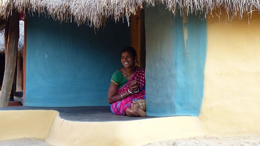 Bumi-Frau in ihrem Haus in Bhaluguda - Chhattisgarh: Land-und-Leute