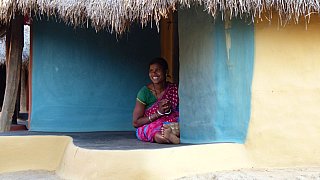 Bumi-Frau in ihrem Haus in Bhaluguda - Chhattisgarh: Land-und-Leute