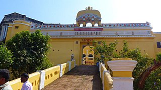 &Auml;u&szlig;erer Eingang zum Dhenkanal Palace Hotel - Chhattisgarh: Essen & Schlafen